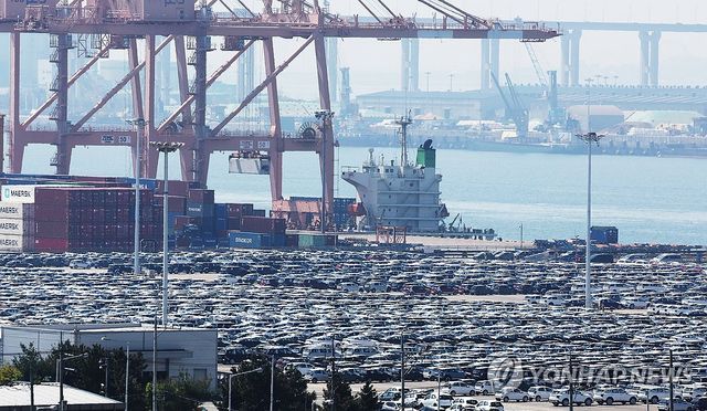 수출 대기 중인 자동차