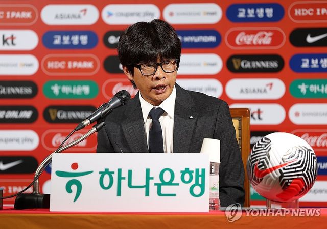 취재진 질문에 답하는 신상우 신임 여자 축구대표팀 감독