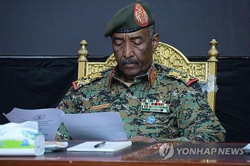 수단 군부 최고지도자 압델 파타 부르한 장군