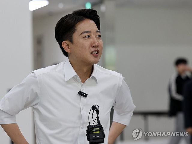 발언하는 이준석 후보