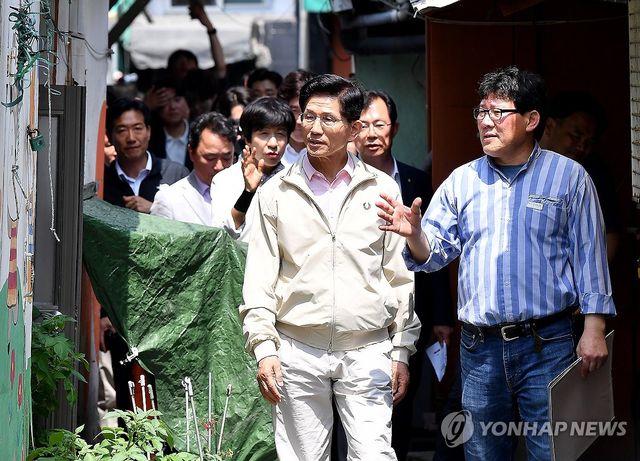 김문수, 한강이남서 수도권 표심 구애…시장·쪽방촌 민생 점검