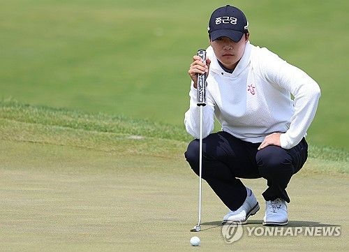 그린을 살피는 김민규.