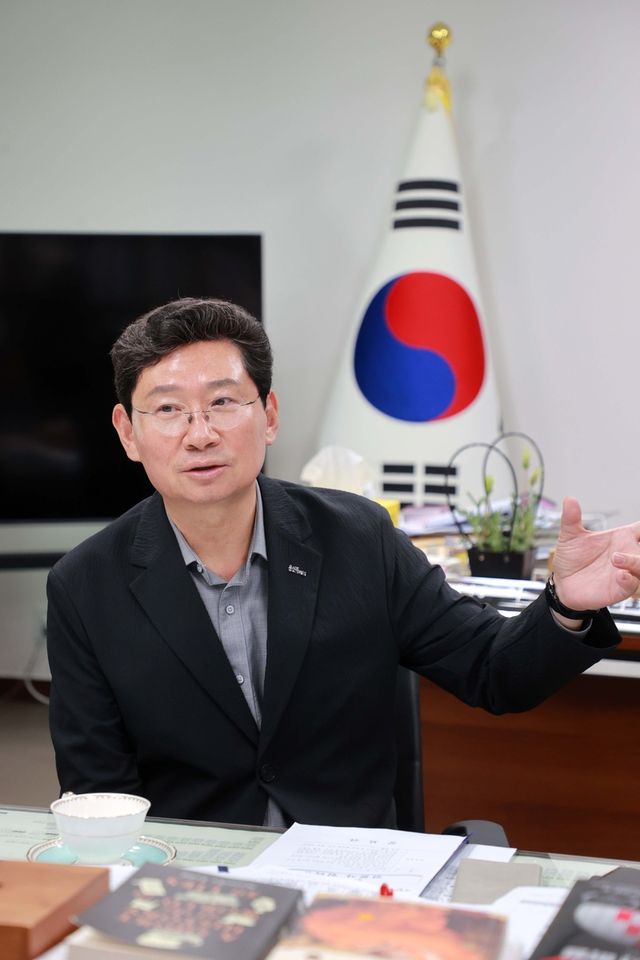 용인시 반도체 관련 사업을 설명하는 이상일 용인시장