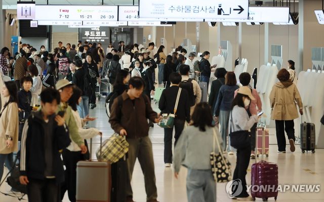 지난 2일 연휴를 맞아 북적이는 김포공항