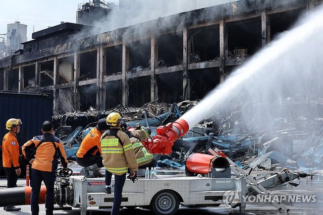 물줄기 쏘는 소방대원들