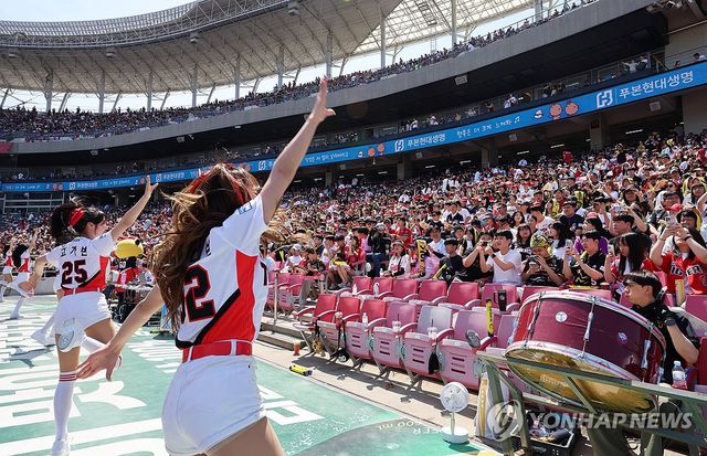 5·18민주화운동 기념일에도 치어리더 응원전