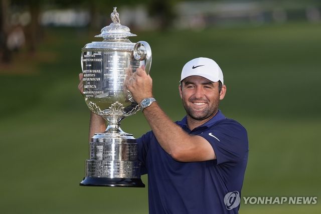 우승 트로피 든 스코티 셰플러