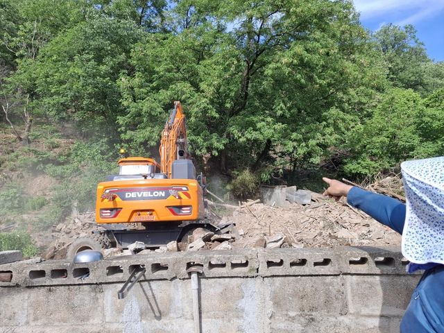 주택 철거 작업 한창 