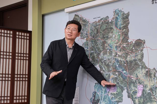 용인 첨단시스템반도체 국가산업단지를 설명하는 이상일 시장