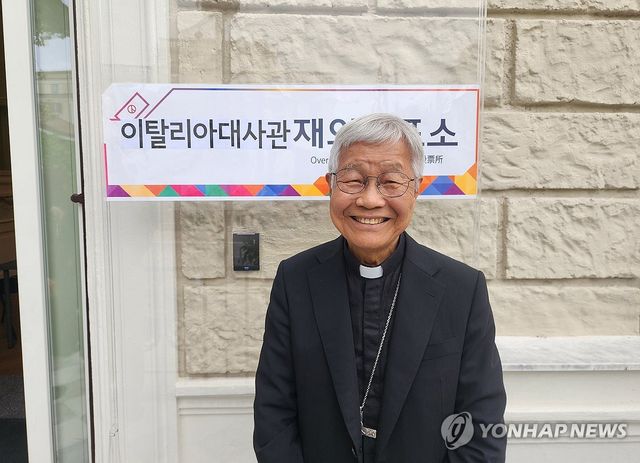 투표 마친 유흥식 추기경