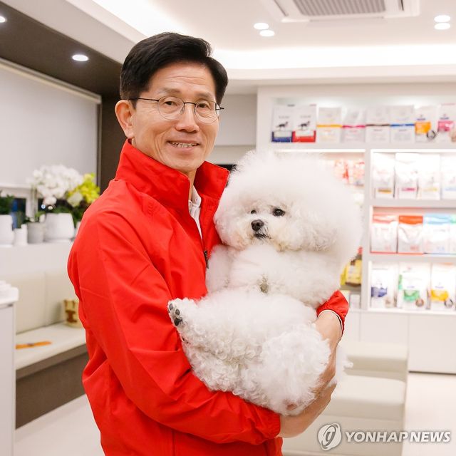 반려동물과 함께한 김문수 후보