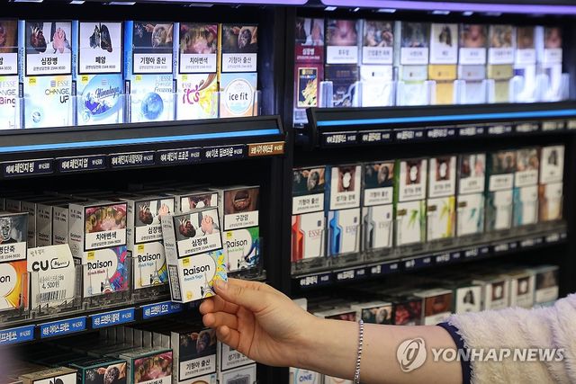 서울 시내 편의점의 담배 판매대 모습.