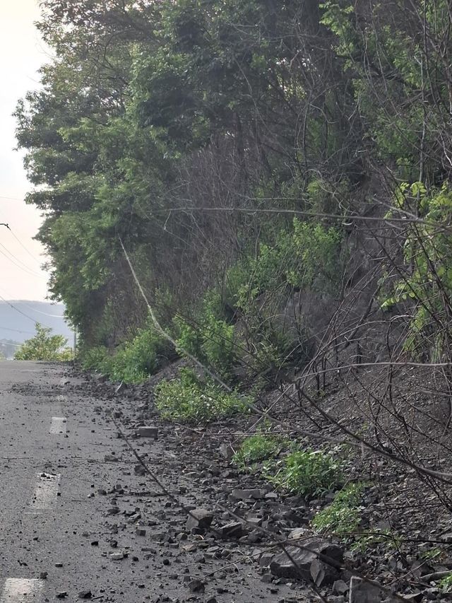 산에서 흘러내린 돌과 흙
