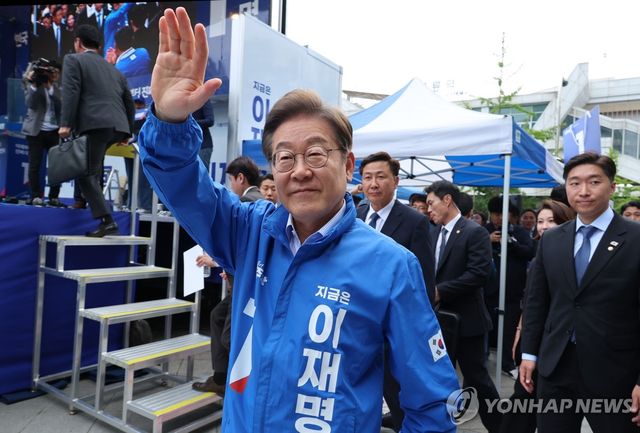 파주 시민들에게 인사하는 이재명 후보