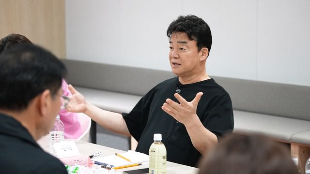 가맹점주와 소통하고 있는 백종원 대표