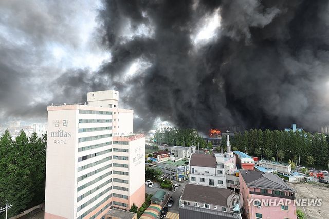 푸른 하늘 뒤덮은 검은 연기