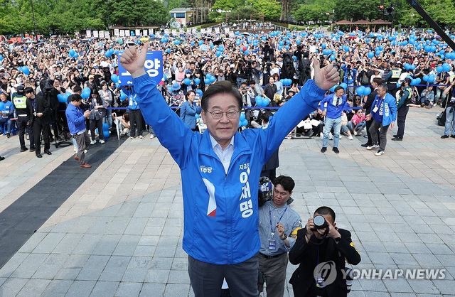 이재명 후보, 고양 일산문화광장서 엄지척