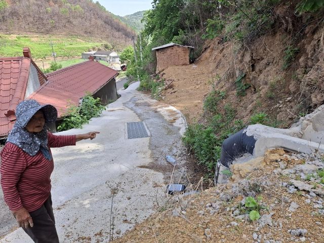 금방 무너질 듯한 산기슭 