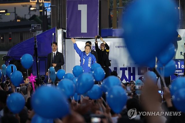 김포 시민들에게 인사하는 이재명 후보