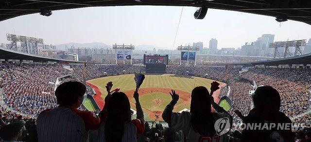 프로야구 2년 연속 천만 관중 위한 첫걸음, 3연속 개막전 매진