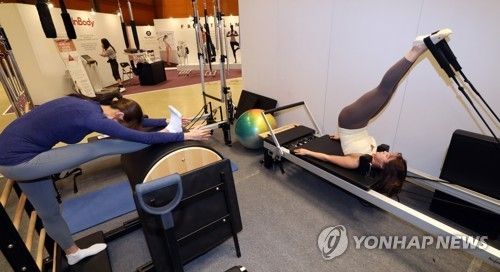 필라테스 중인 여성들