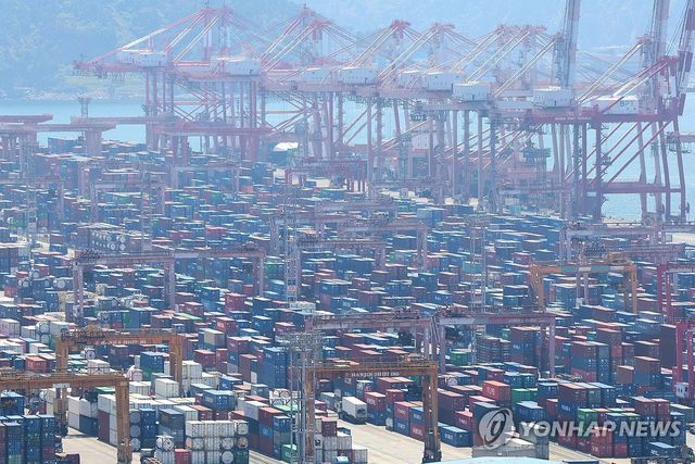 컨테이너 쌓인 신선대부두