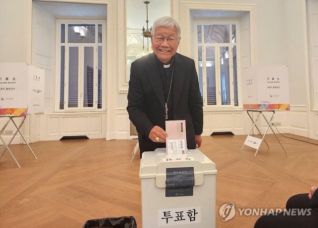 투표하는 유흥식 추기경