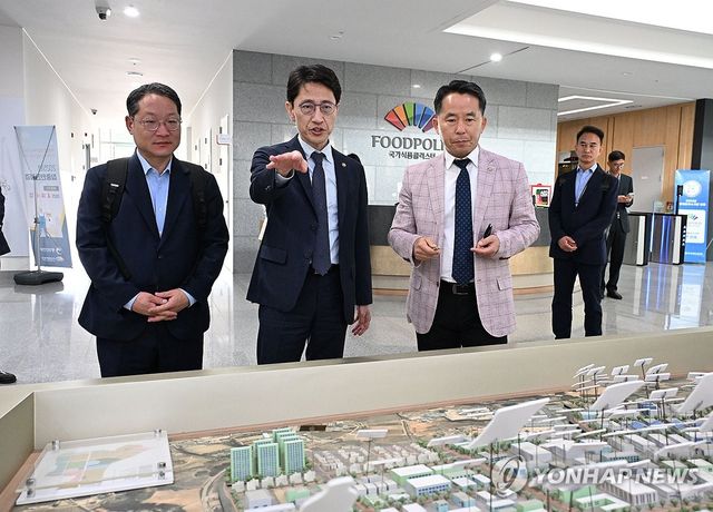 김윤상 차관, 한국식품산업클러스터 현장 방문
