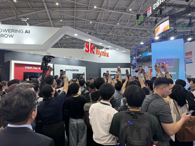 젠슨 황 CEO를 보기 위해 SK하이닉스에 몰린 방문객들