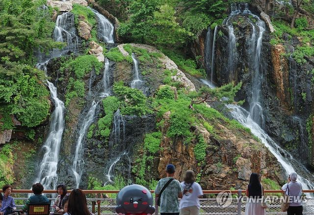 초여름 더위, 폭포에서 날리는 더위