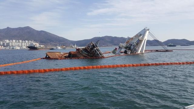 2019년 진해항에 장기 방치된 선박이 침수한 모습