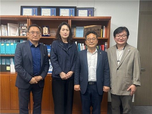 더불어민주당 민병덕 의원(오른쪽에서 두번째)이 지난 16일 국회에서 사효리 고팍스 피해자 모임 대표(세번째) 등과 면담한 뒤 기념사진을 촬영하고 있다. [코디아포럼 제공. 재판매 및 DB 금지]