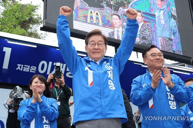 의정부 시민들에게 인사하는 이재명 후보