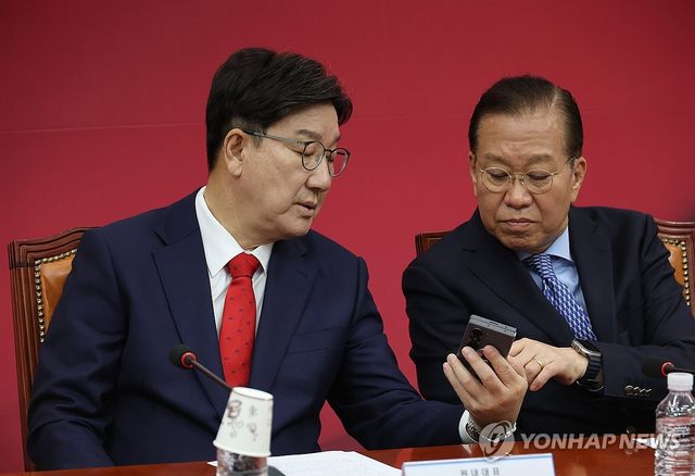 휴대전화 보는 권영세-권성동