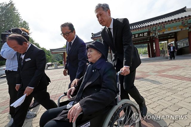 민주의 문 나서는 김옥숙 여사와 노재헌씨