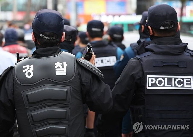 시흥서 흉기로 4명 사상, 분주하게 이동하는 경찰