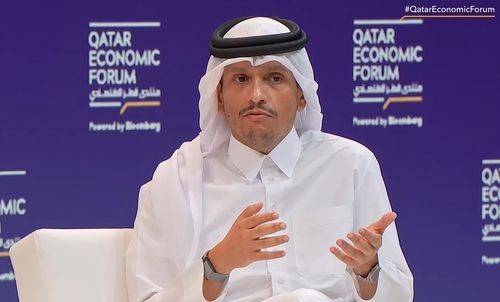 카타르경제포럼서 대담 중인 카타르의 셰이크 무함마드 빈 압둘라흐만 알타니 총리