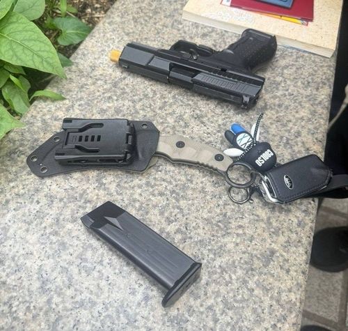 남성이 가방에 소지하고 있던 칼과 BB탄총(추정) [독자 제공]