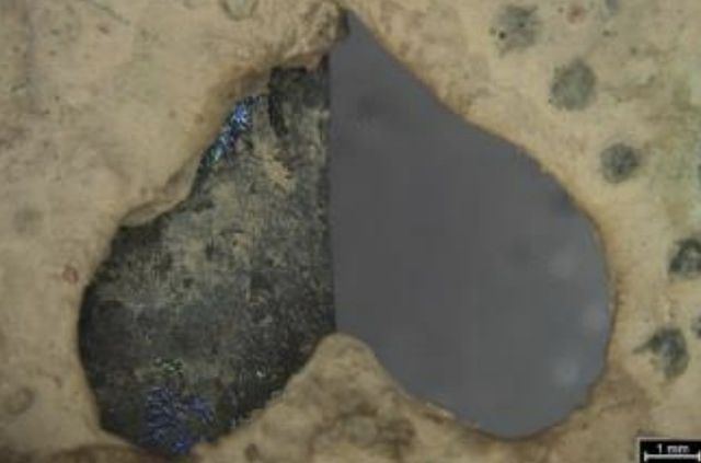 거꾸로 된 하트 모양과 비단벌레 날개 장식 흔적 