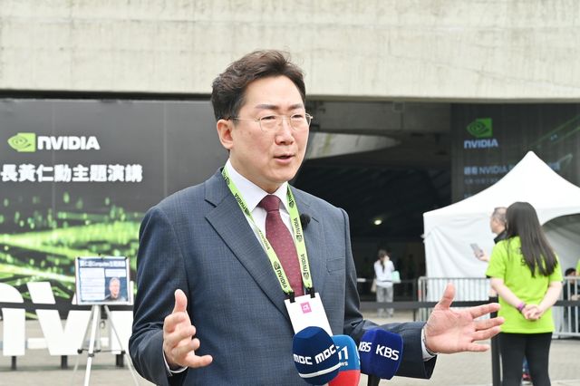 엔비디아 인증 교육센터 등 AI디지털산업 국제협력 계획 설명하는 원강수 시장 