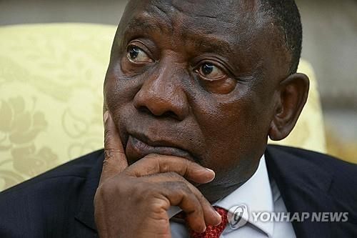 트럼프 대통령이 튼 동영상 바라보는 라마포사 남아공 대통령