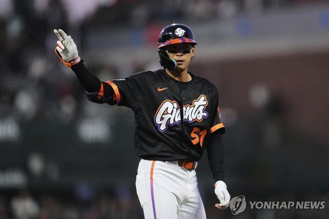 안타를 치고 출루한 이정후