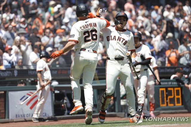 홈런을 치고 돌아온 맷 채프먼(왼쪽)과 기뻐하는 이정후