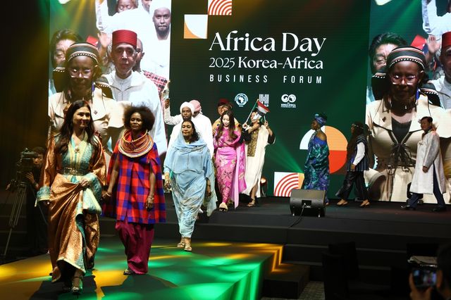 패션쇼 무대 오른 주한 아프리카대사관 관계자들