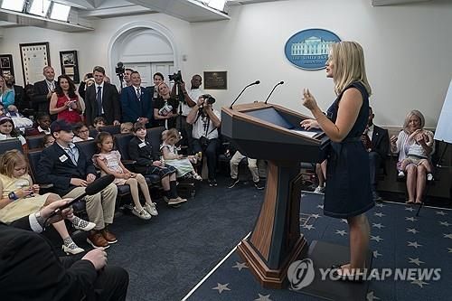 어린이 기자단 대상 백악관 대변인 브리핑