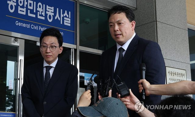 SKT 고발인 조사 출석하는 변호사들