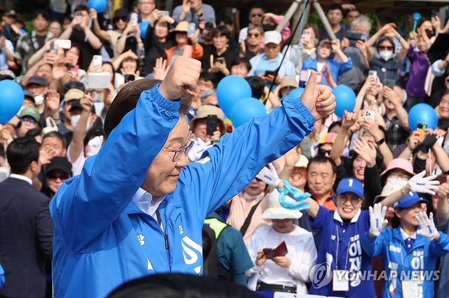 이재명 후보 '엄지척'