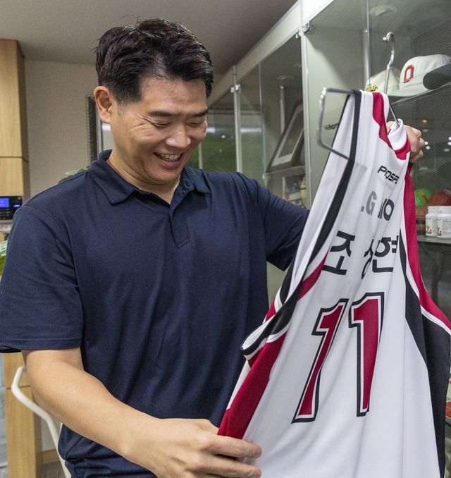 선수 시절 유니폼 든 창원 LG 조상현 감독