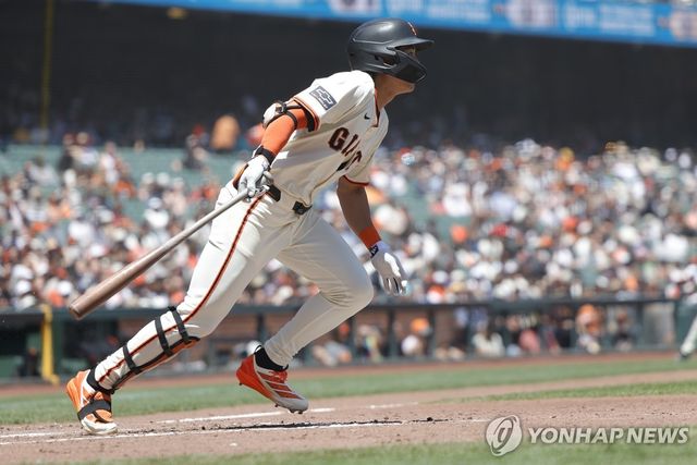 2루타를 터트리고 뛰어가기 시작하는 이정후