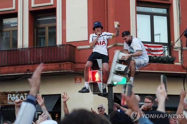 20일 빌바오에서 신호등을 뜯어내는 축구팬